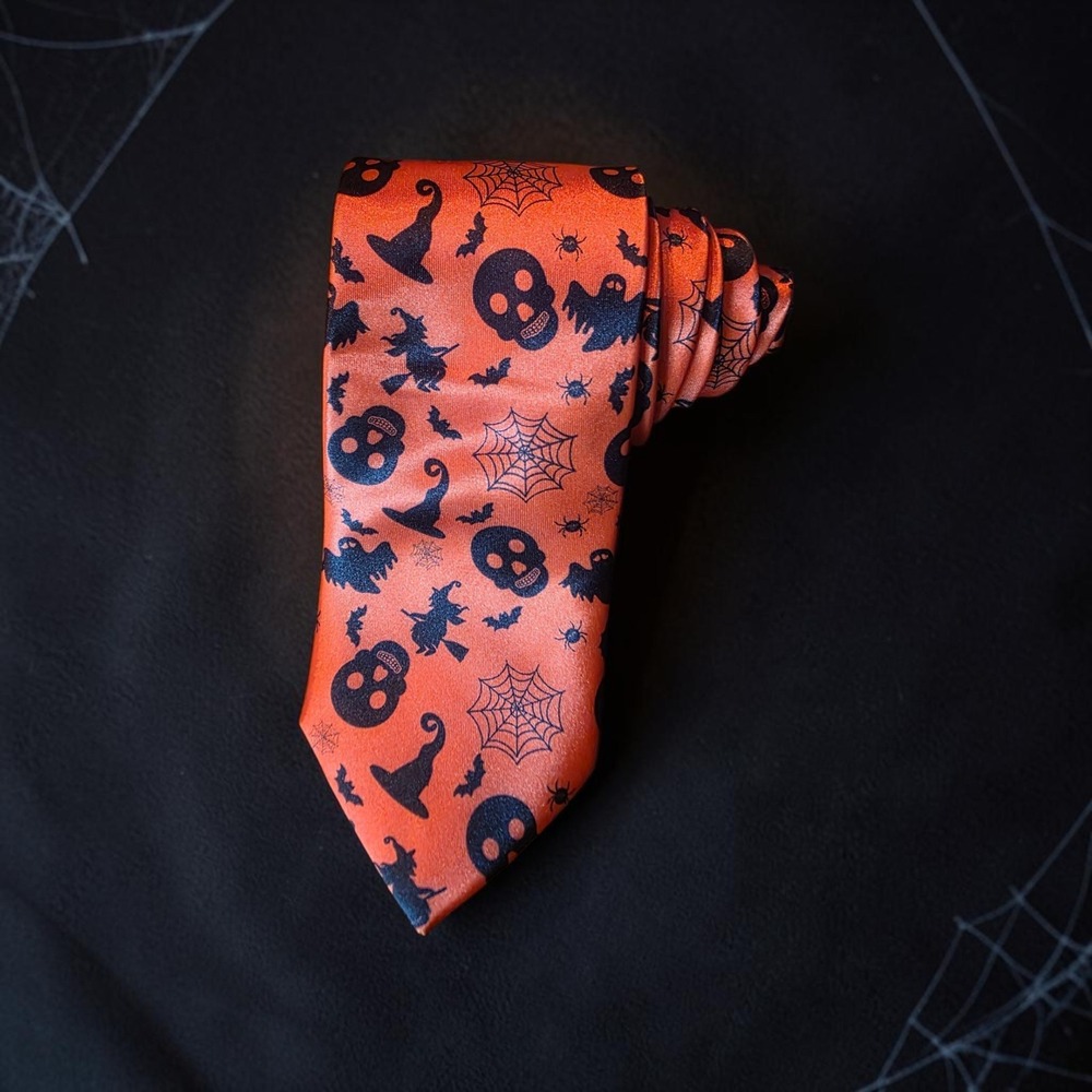 NWOT skull spiderweb skull witch ghost Halloween necktie tie 3"